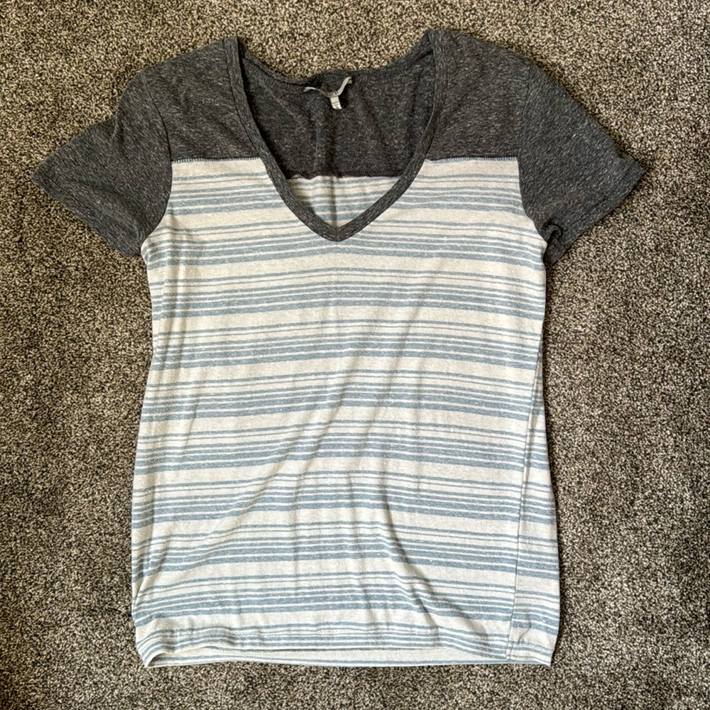 BKE V-neck shirt